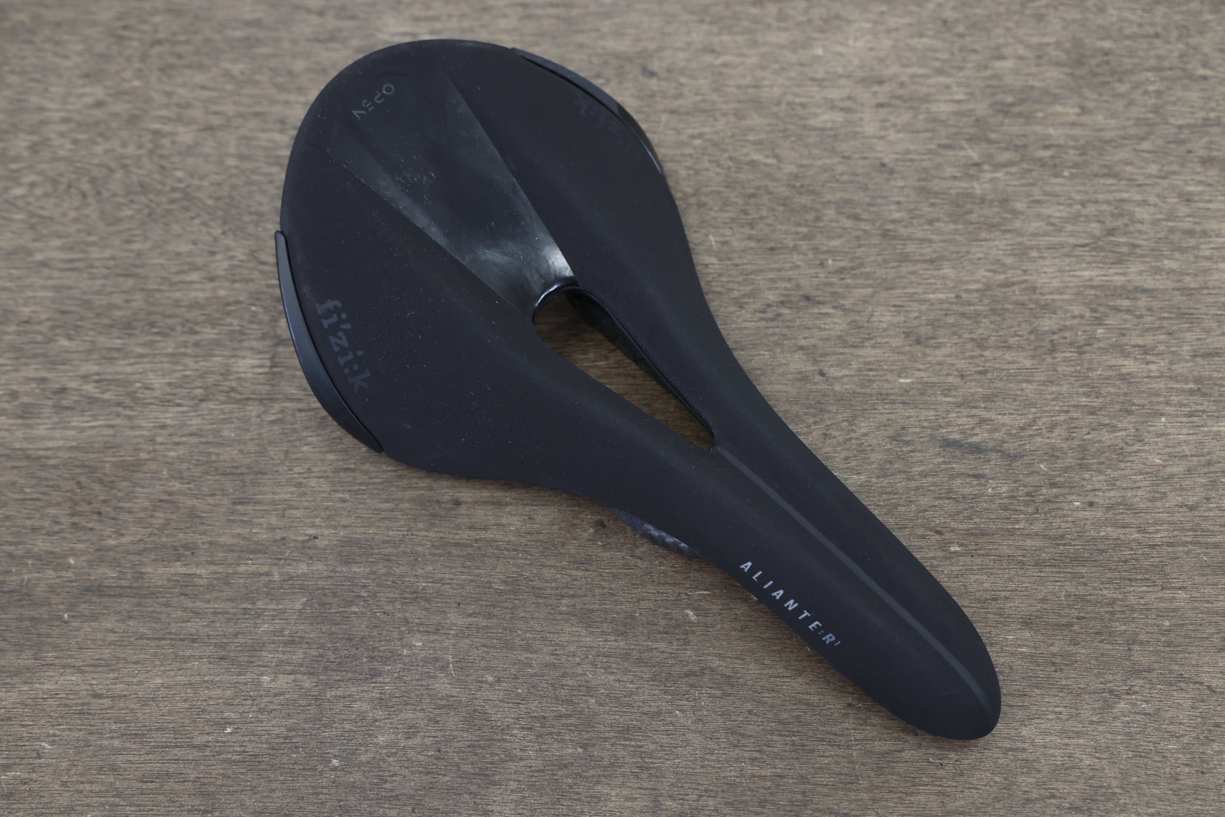 140mm (Regular) Fizik Aliante Open R1 Carbon Rail Road Saddle 198g