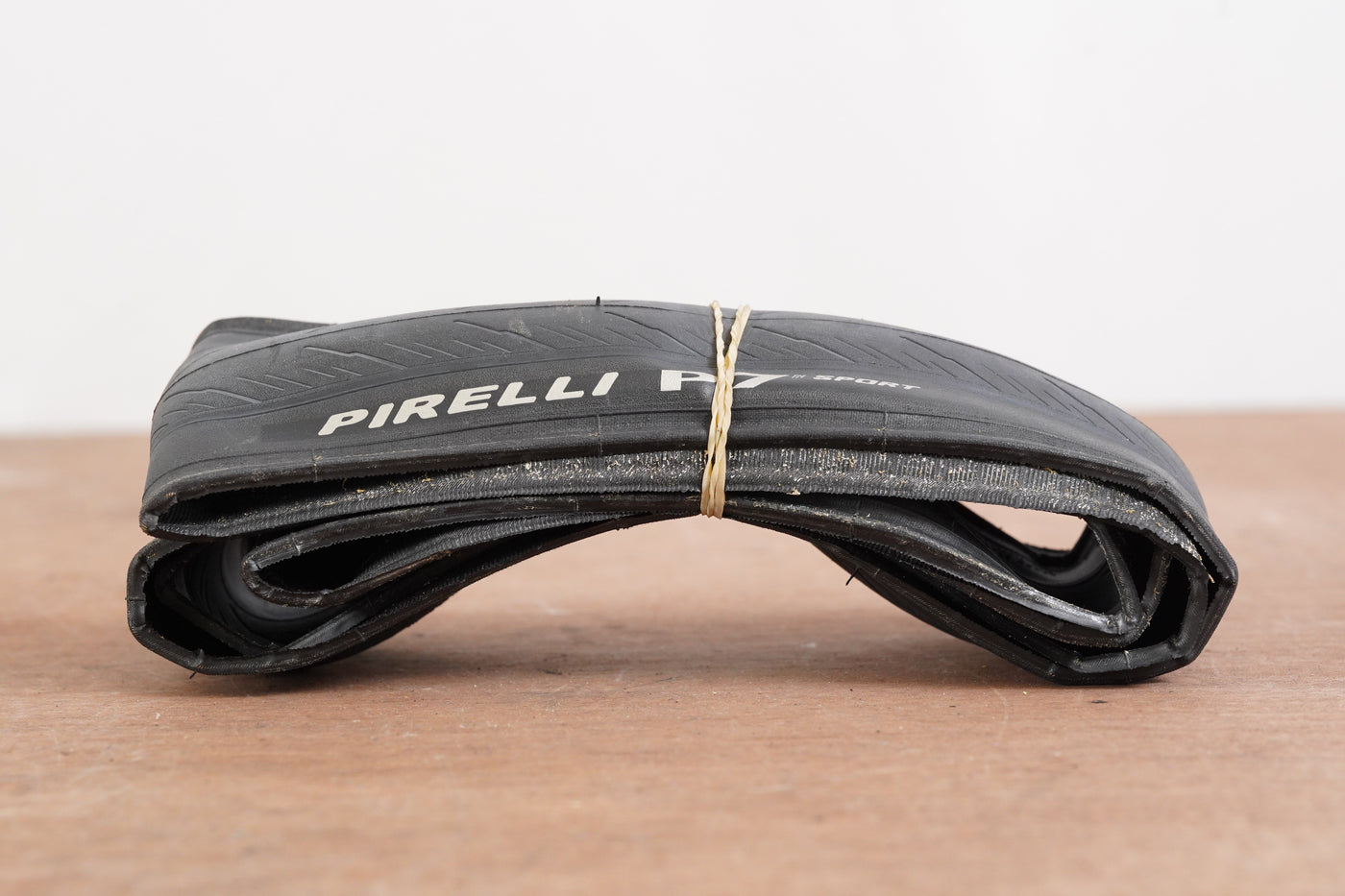 (1) 700x32C 32mm Pirelli P7 Sport Clincher Road Tire