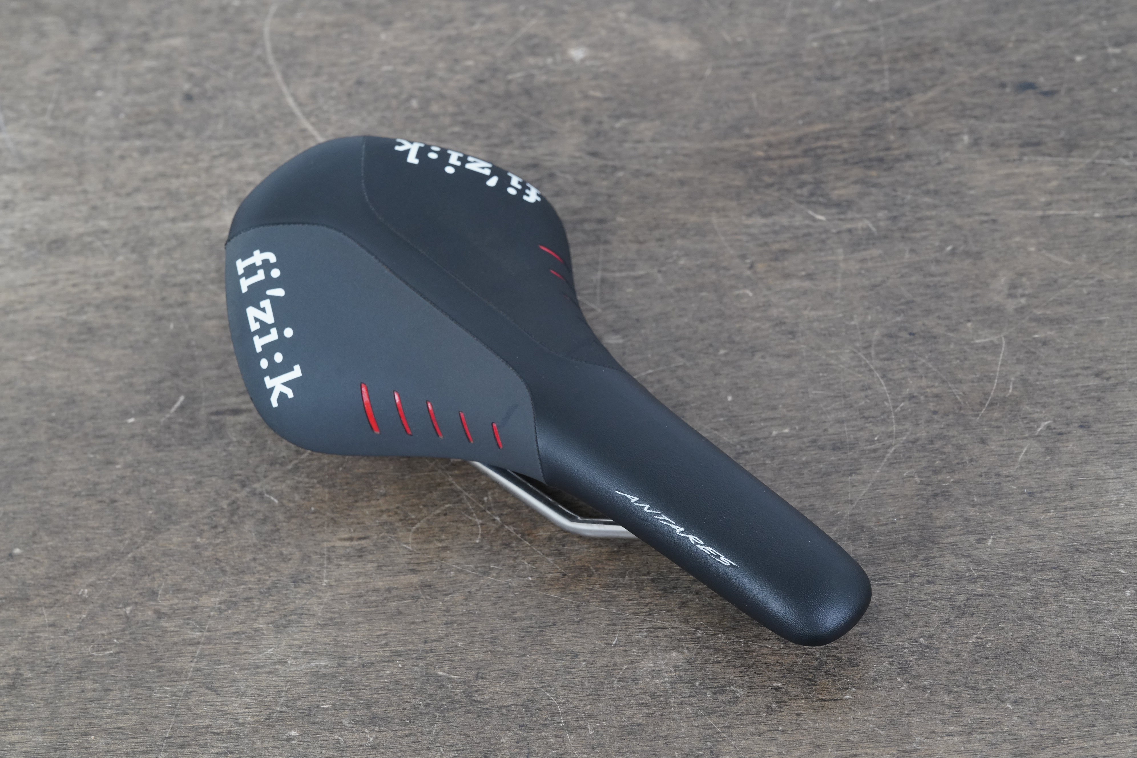 140mm (Regular) Fizik Antares R3 Kium Rail Road Saddle 195g