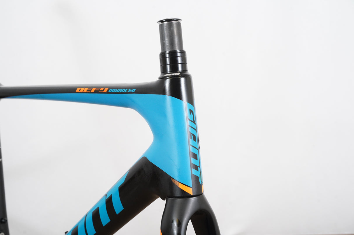 M (Medium) Giant Defy Advanced Di2 Carbon Disc Brake Road Frameset