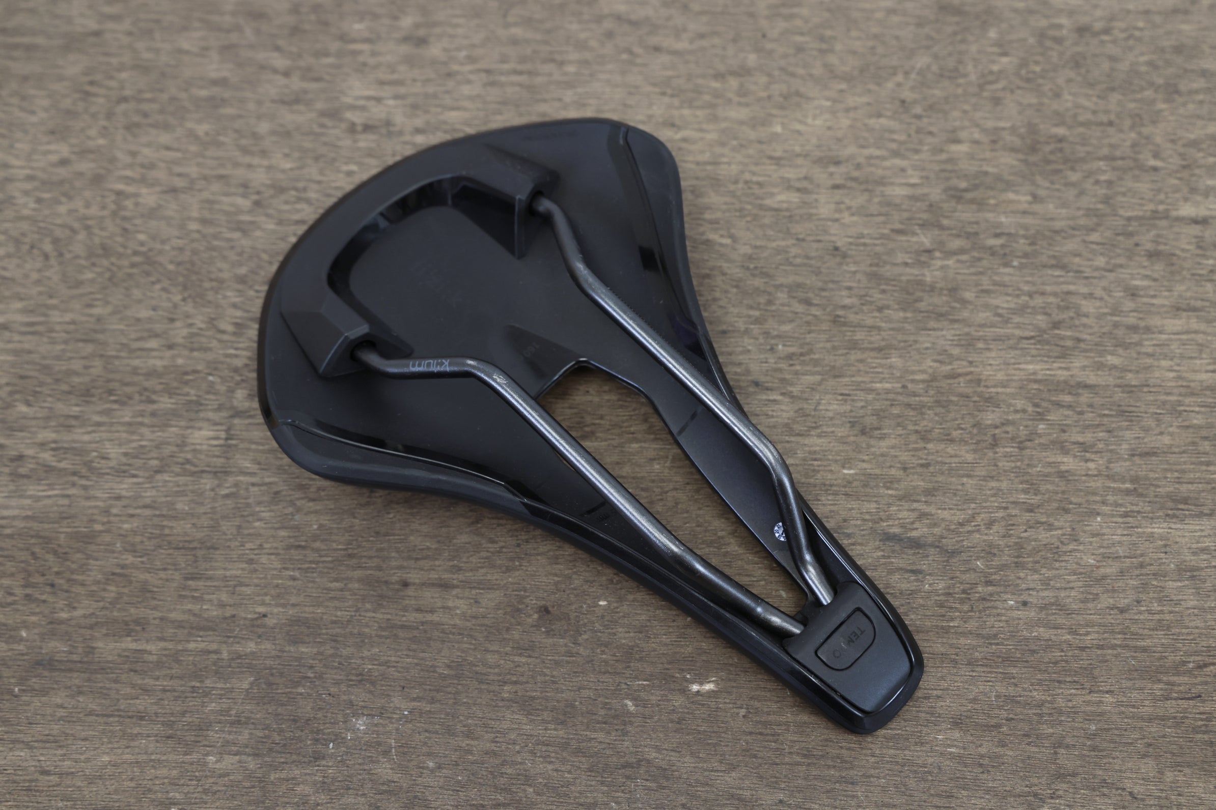 160mm Fizik Tempo Argo R3 Kium Rail Road Saddle 245g – Elevate Cycling