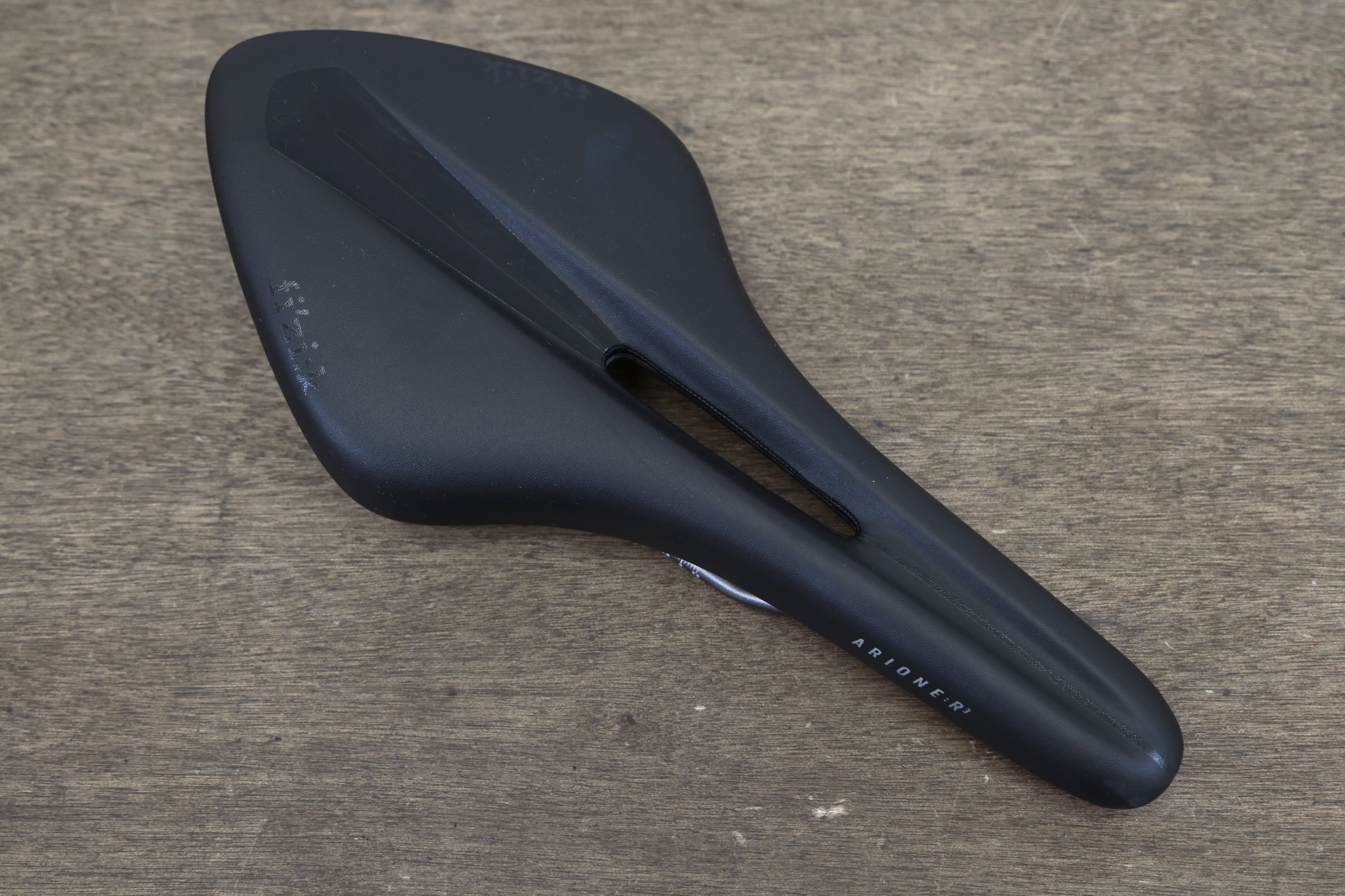 非売品 fi'zi:k ARIONE:R3 OPEN kiumレール132mm 132mm Fizik Arione R3 Open Kium Rail Road Saddle 238g – Elevate