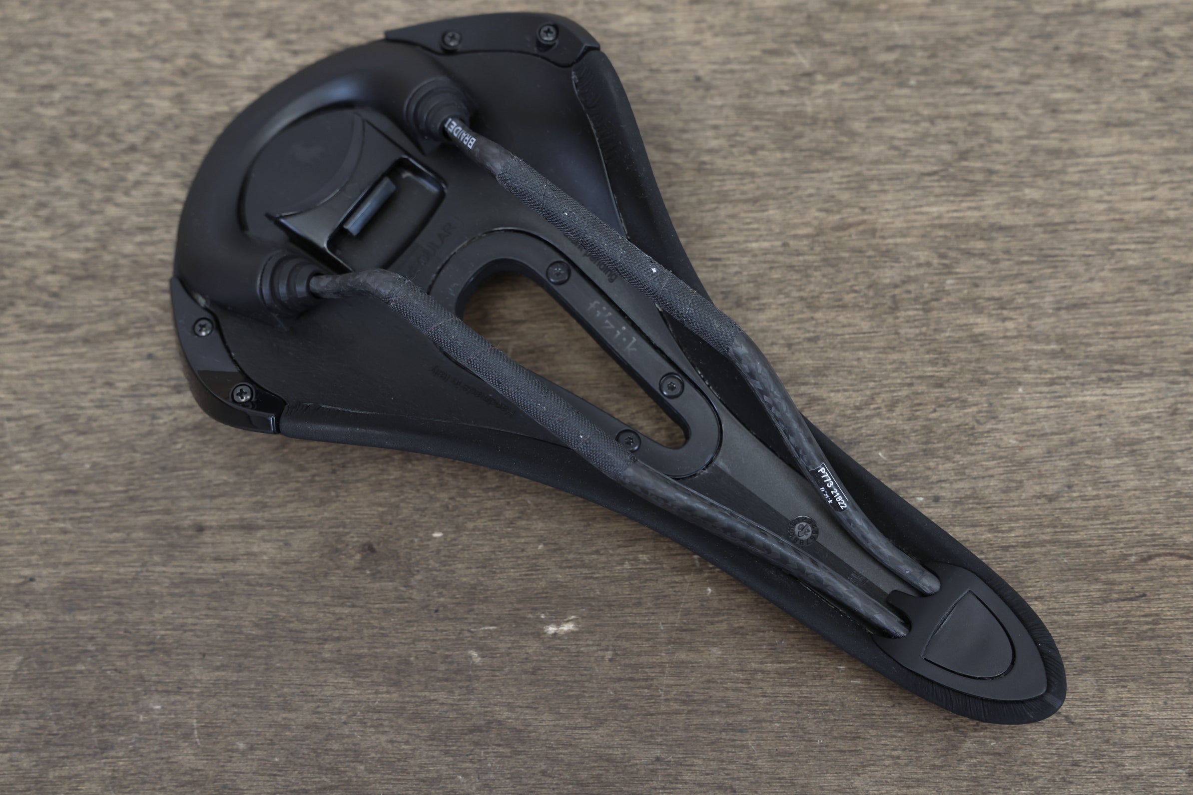 140mm (Regular) Fizik Aliante Open R1 Carbon Rail Road Saddle 198g