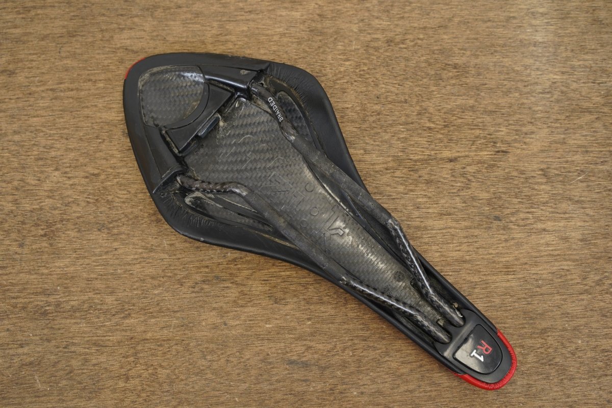 126mm (Regular) Fizik Arione R1 Carbon Rail Road Saddle 152g