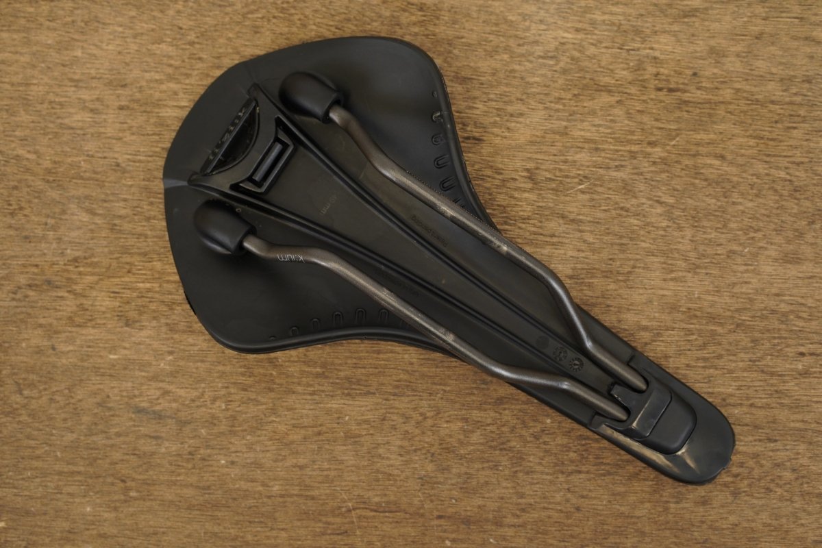 149mm Fizik Antares R3 Versus Evo Adaptive Kium Rail Road Saddle 223g