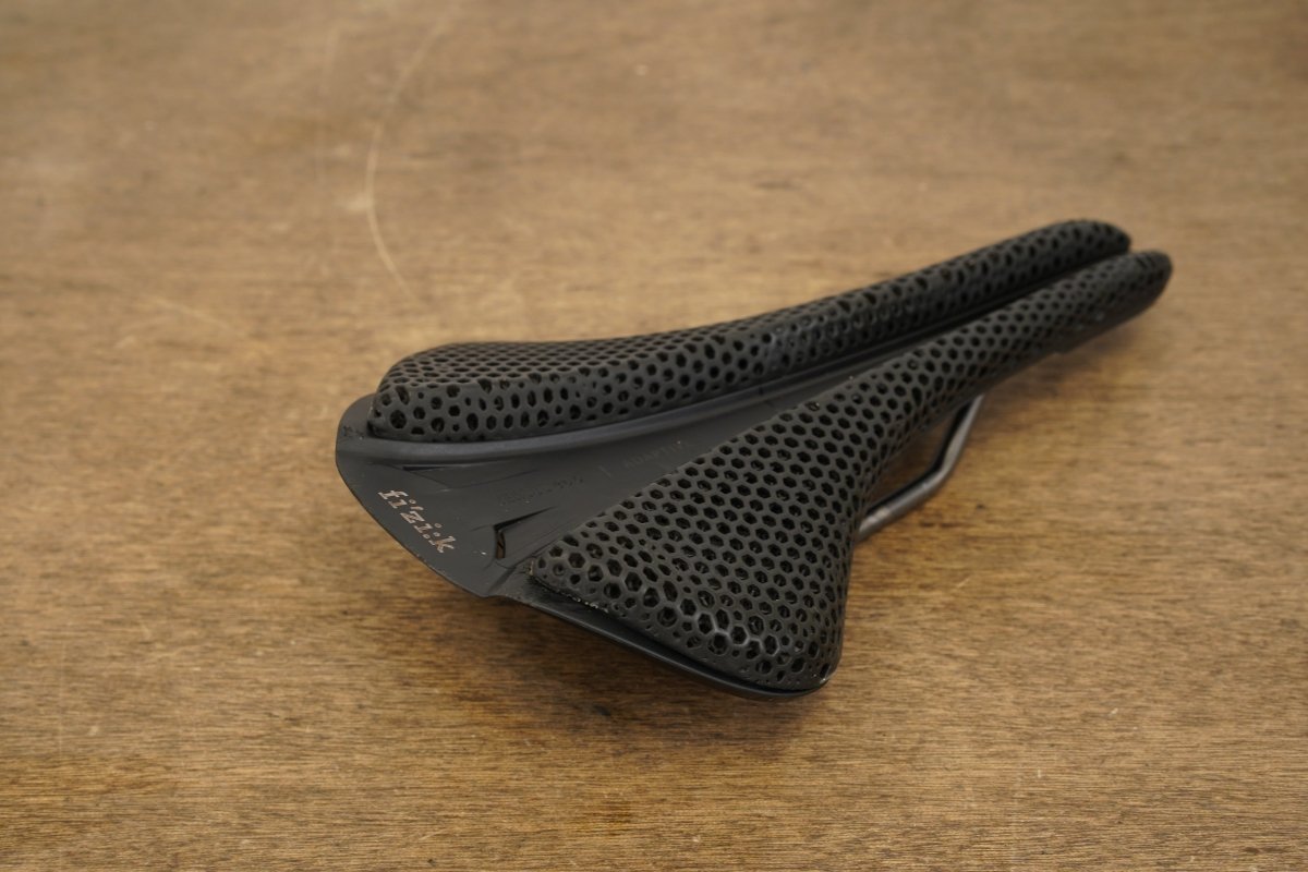 149mm Fizik Antares R3 Versus Evo Adaptive Kium Rail Road Saddle 223g