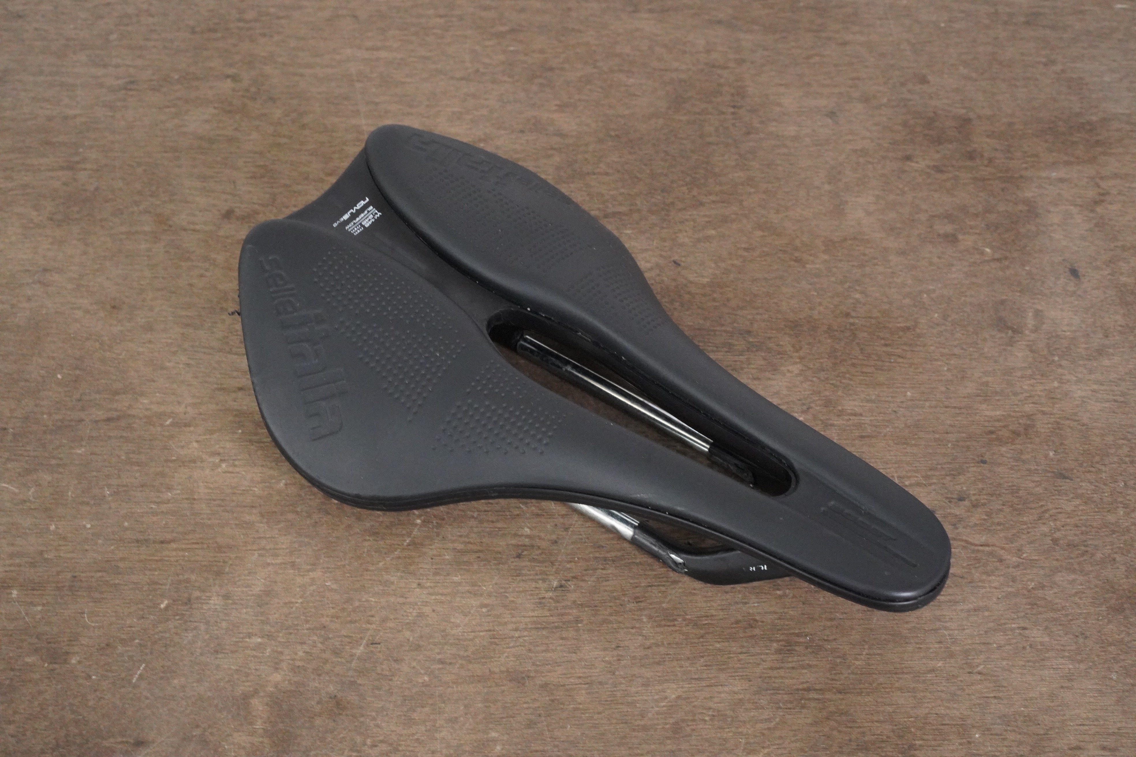 サドルNOVUS BOOST EVO FeC ALLOY SUPERFLOW L 145mm Selle Italia Novus Boost Evo Kit FeC Alloy Superflow