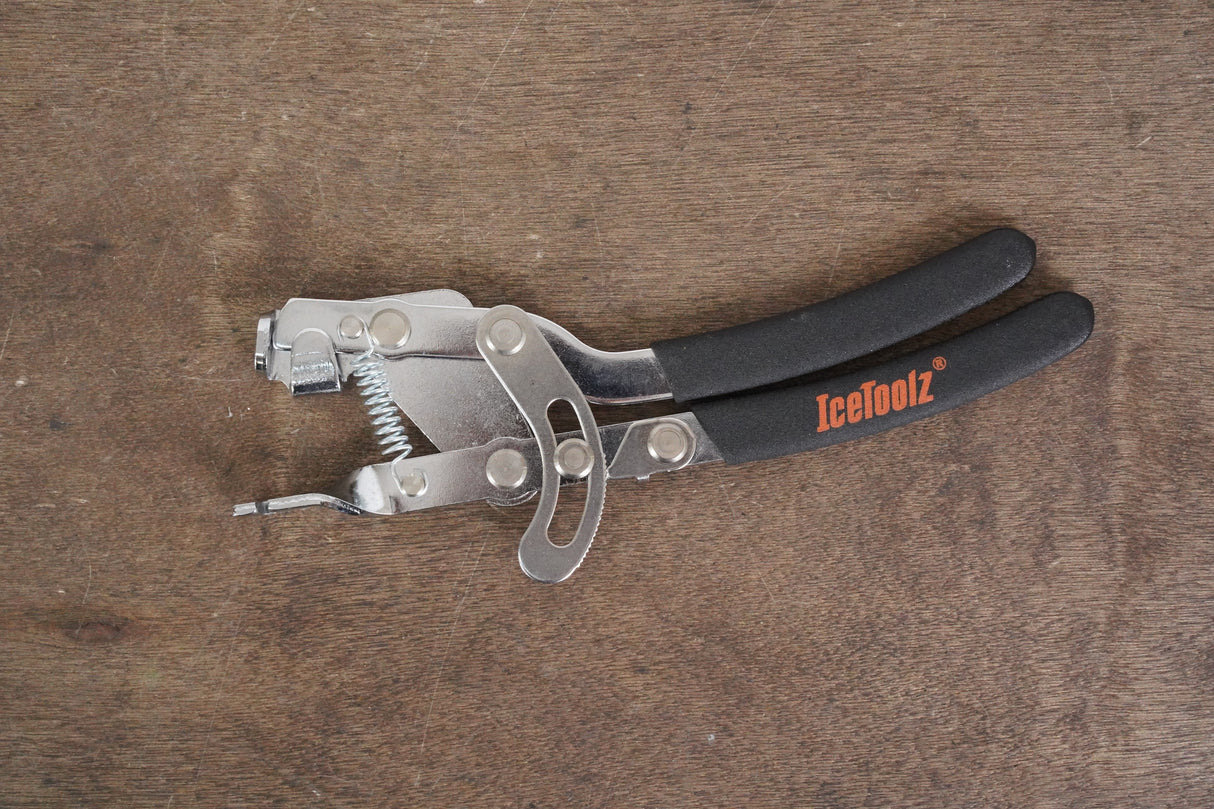 IceToolz Fourth Hand Brake Cable Puller + Locking Mechanism Tool