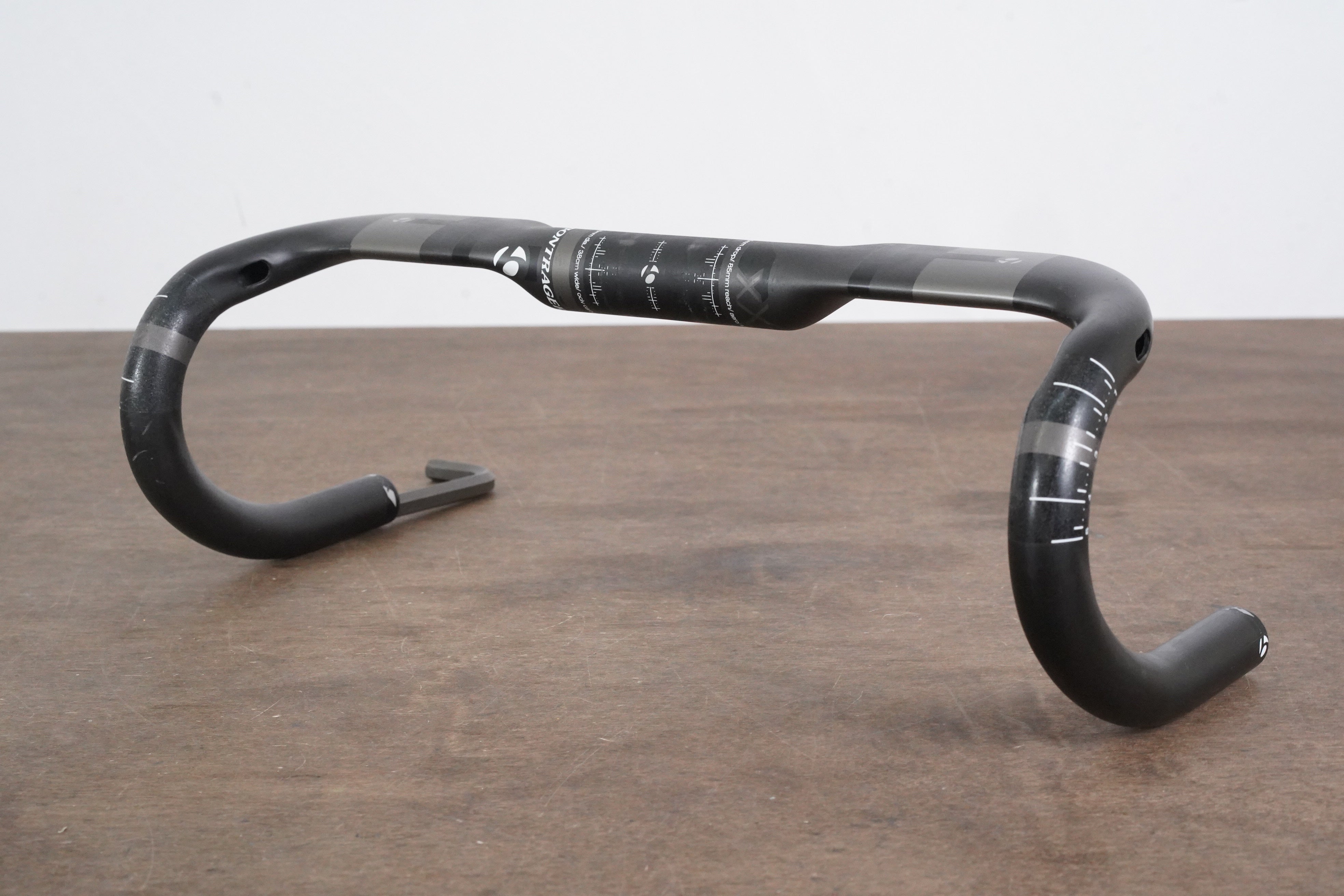 パーツ BONTRAGER XXX VR-CF Aero Handle bar 380 Bontrager XXX VR CF Handlebar Aero Road 31.8mm - Trek Bikes UAE