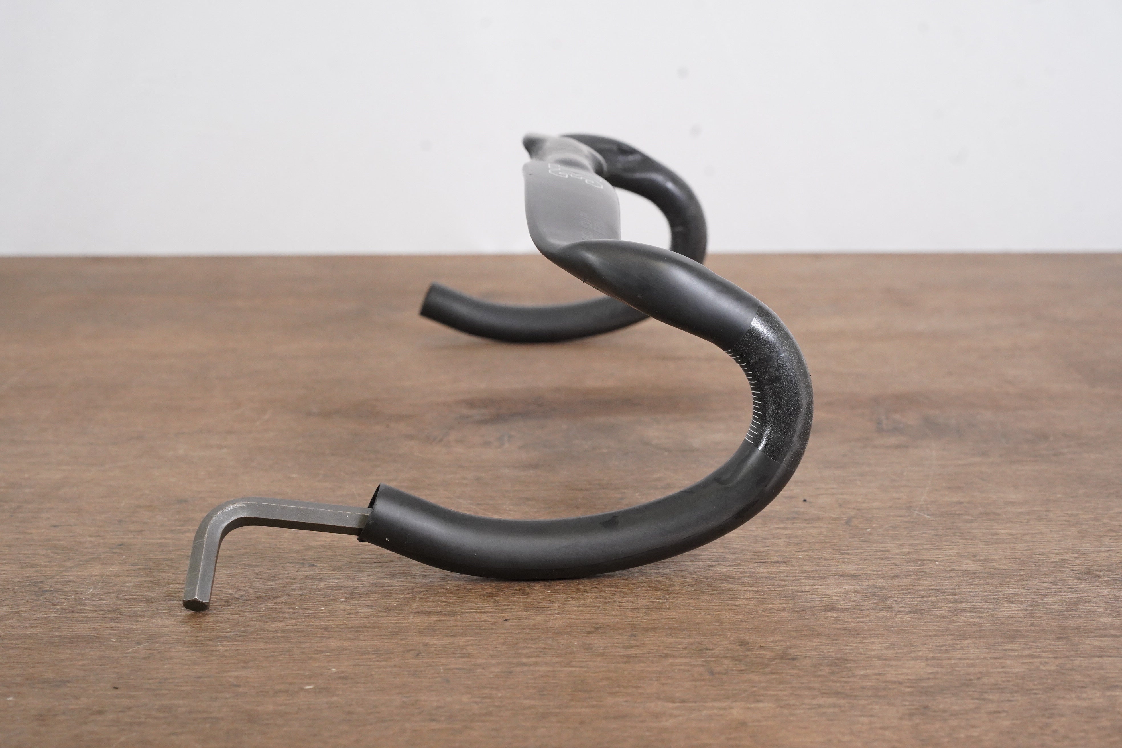 44cm 3T Aeronova Team Carbon Aero Road Handlebar 31.8mm 44cm 3T Aeronova Team Carbon Aero Road Handlebar 31.8mm