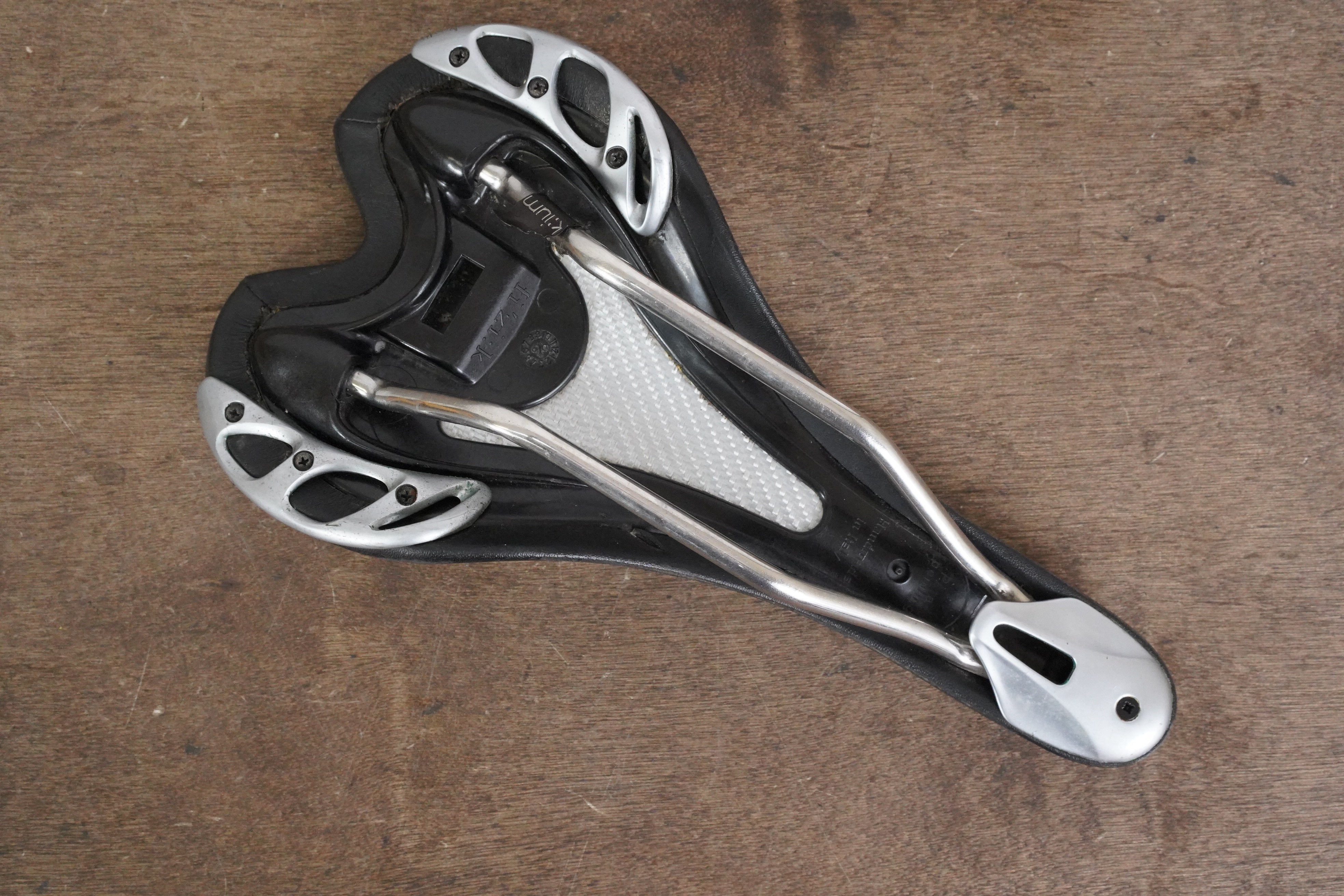 141mm Fizik Aliante Gamma Kium Rail Carbon Road Saddle 248g