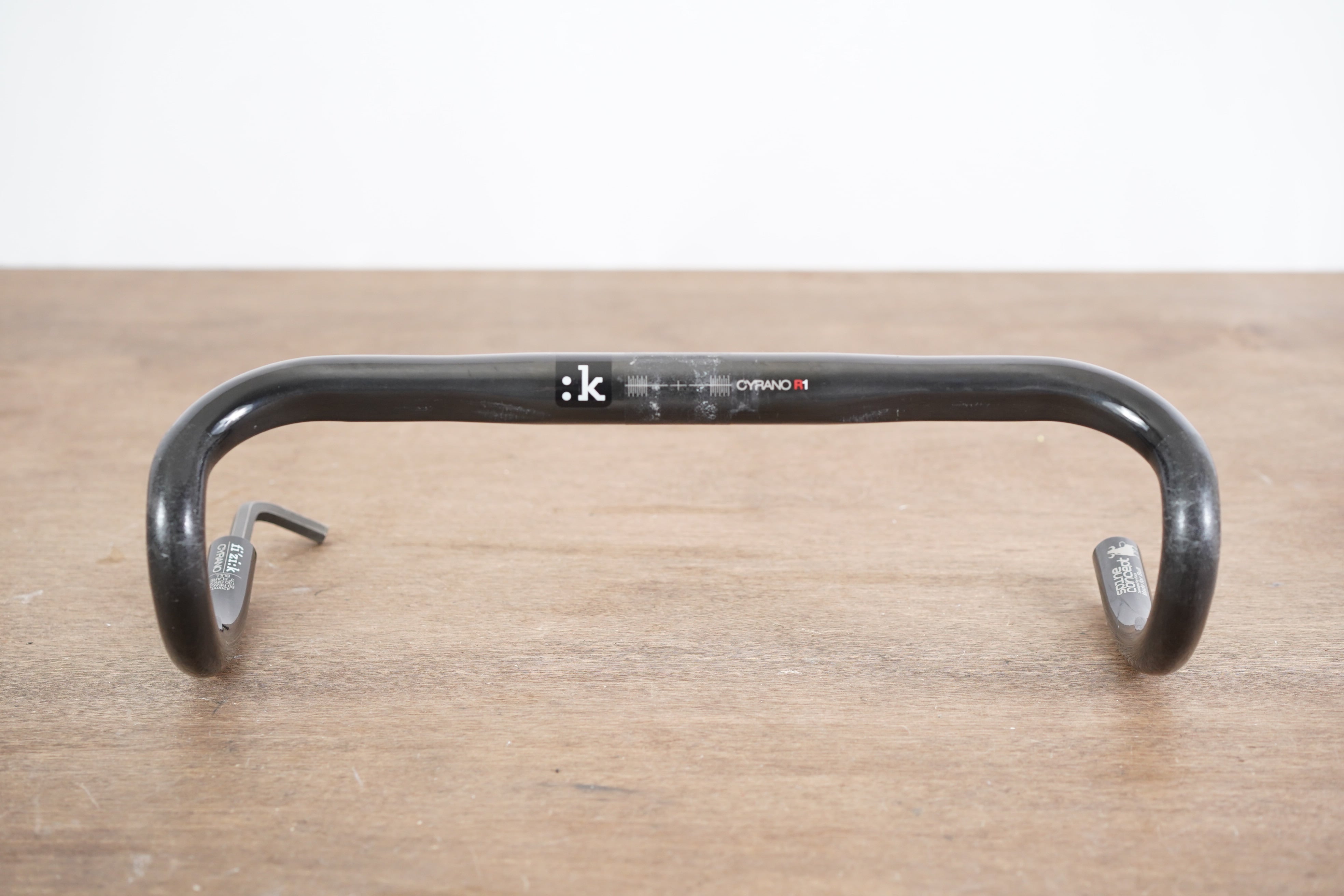 Fizik Cyrano R1 Handlebar Snake 400mm（Fizik cyrano r1 clearance 