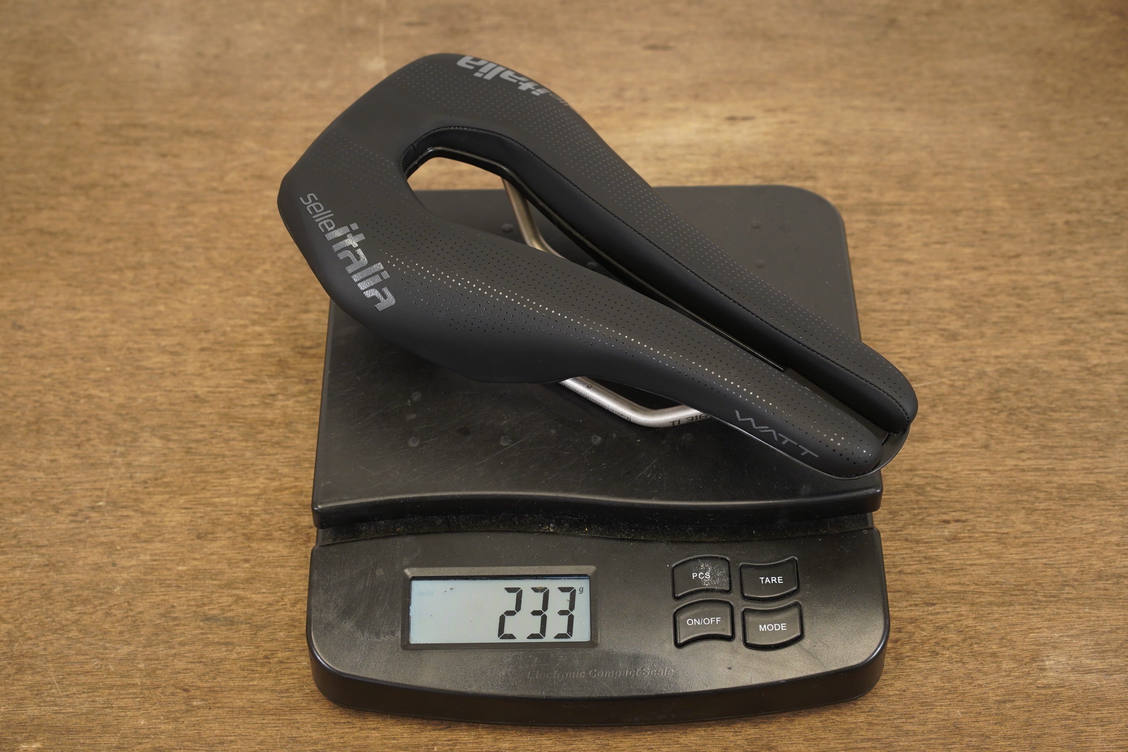 Selle Italia Saddle TT ブラック 133mm Selle Italia Watt Superflow Titanuim Rail TT Triathlon