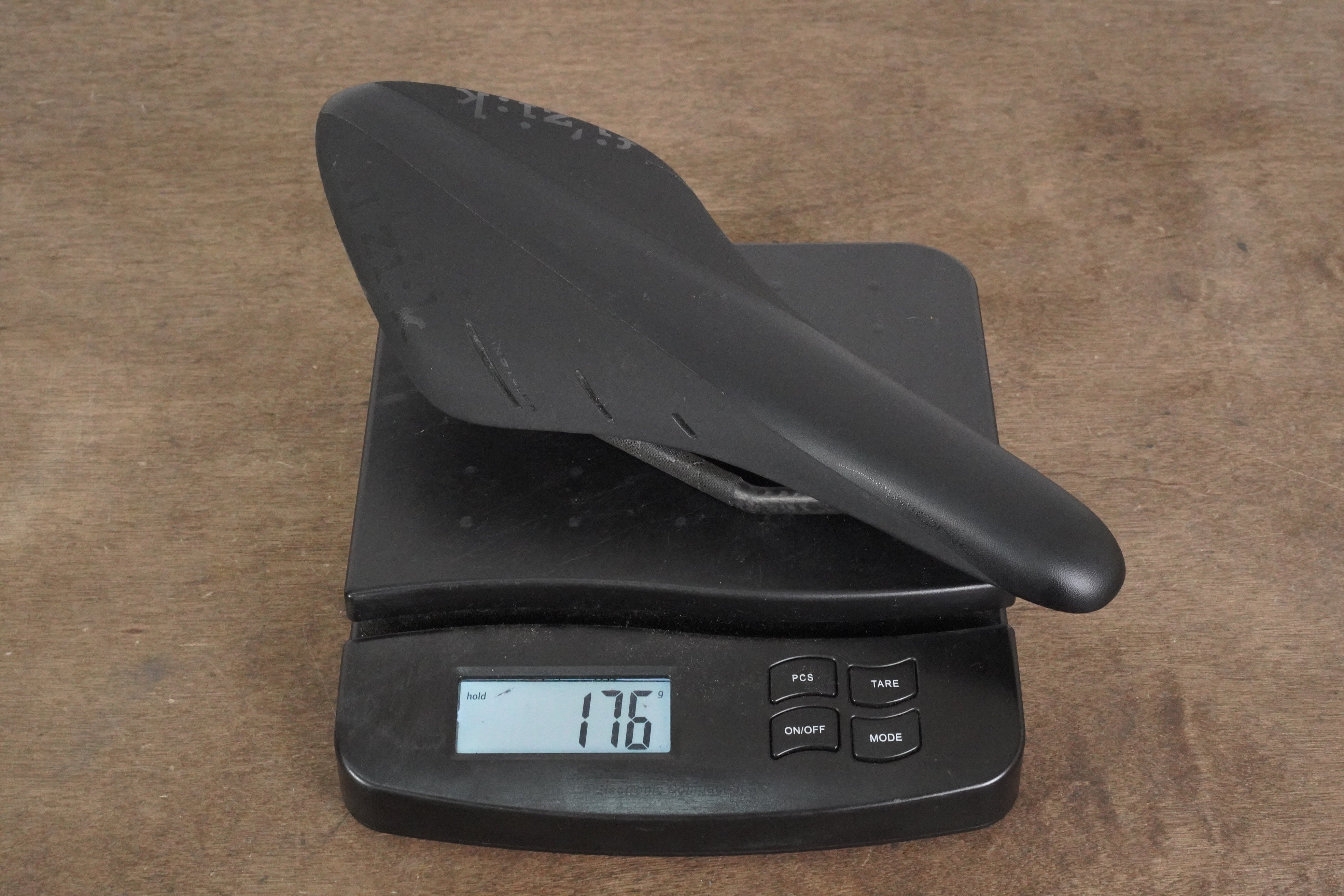 126mm (Regular) Fizik Arione R1 Carbon Rail Road Saddle 176g