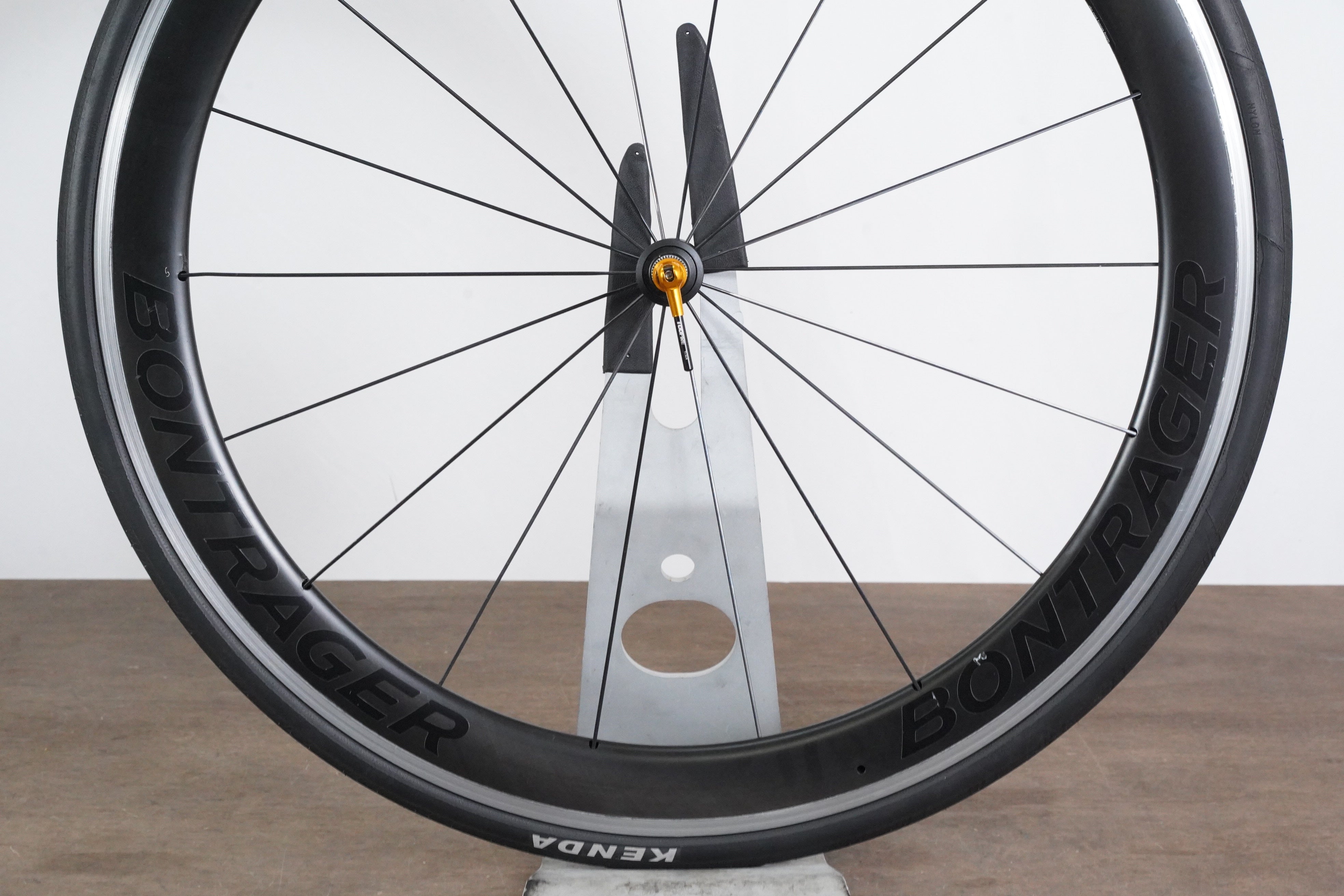 Bontrager Aura 5 TLR 700c Front Wheel