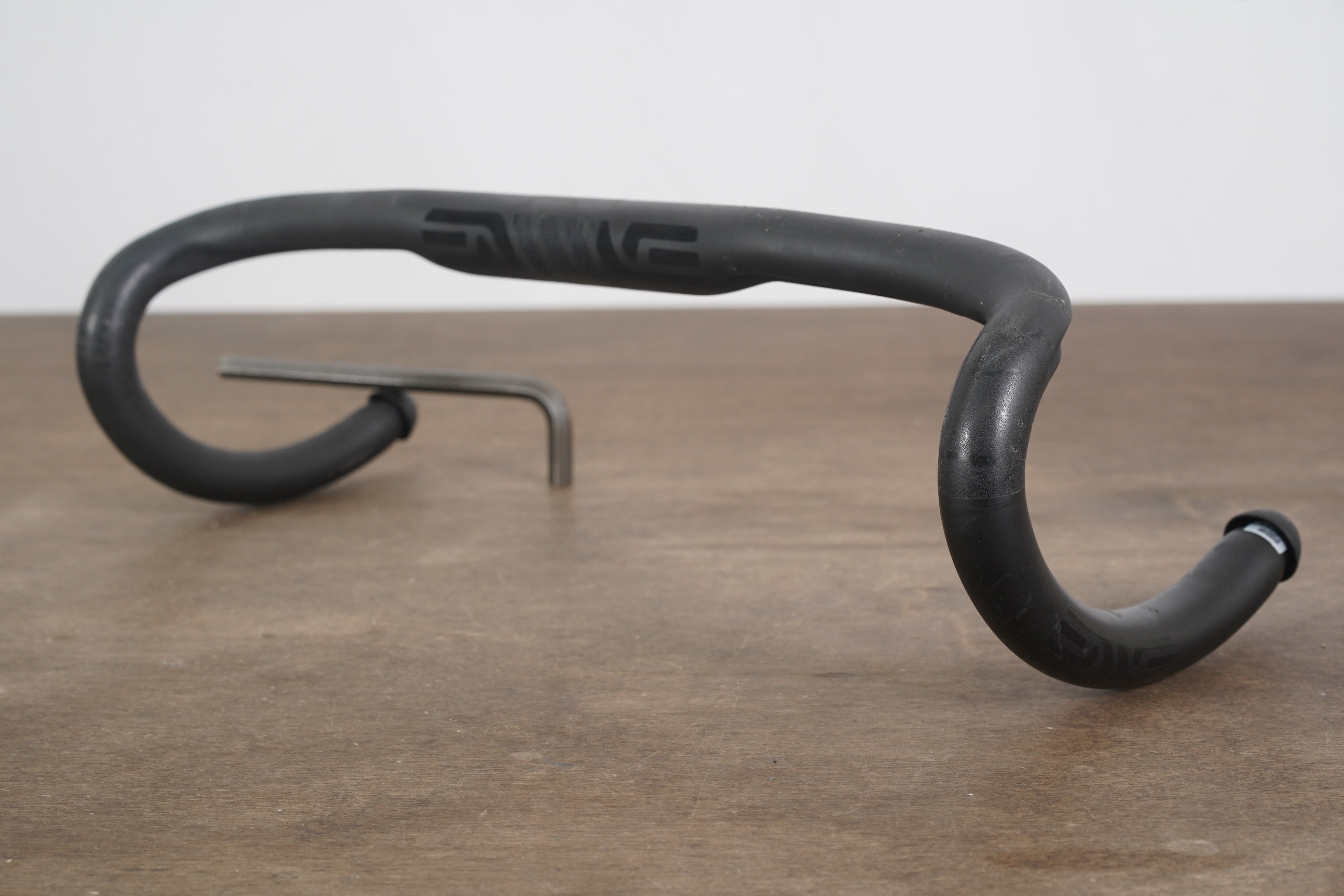 【新品】ENVE ハンドル COMPACT 42cm 送料無料 42cm ENVE Carbon Compact Road Handlebar 31.8mm – Elevate Cycling