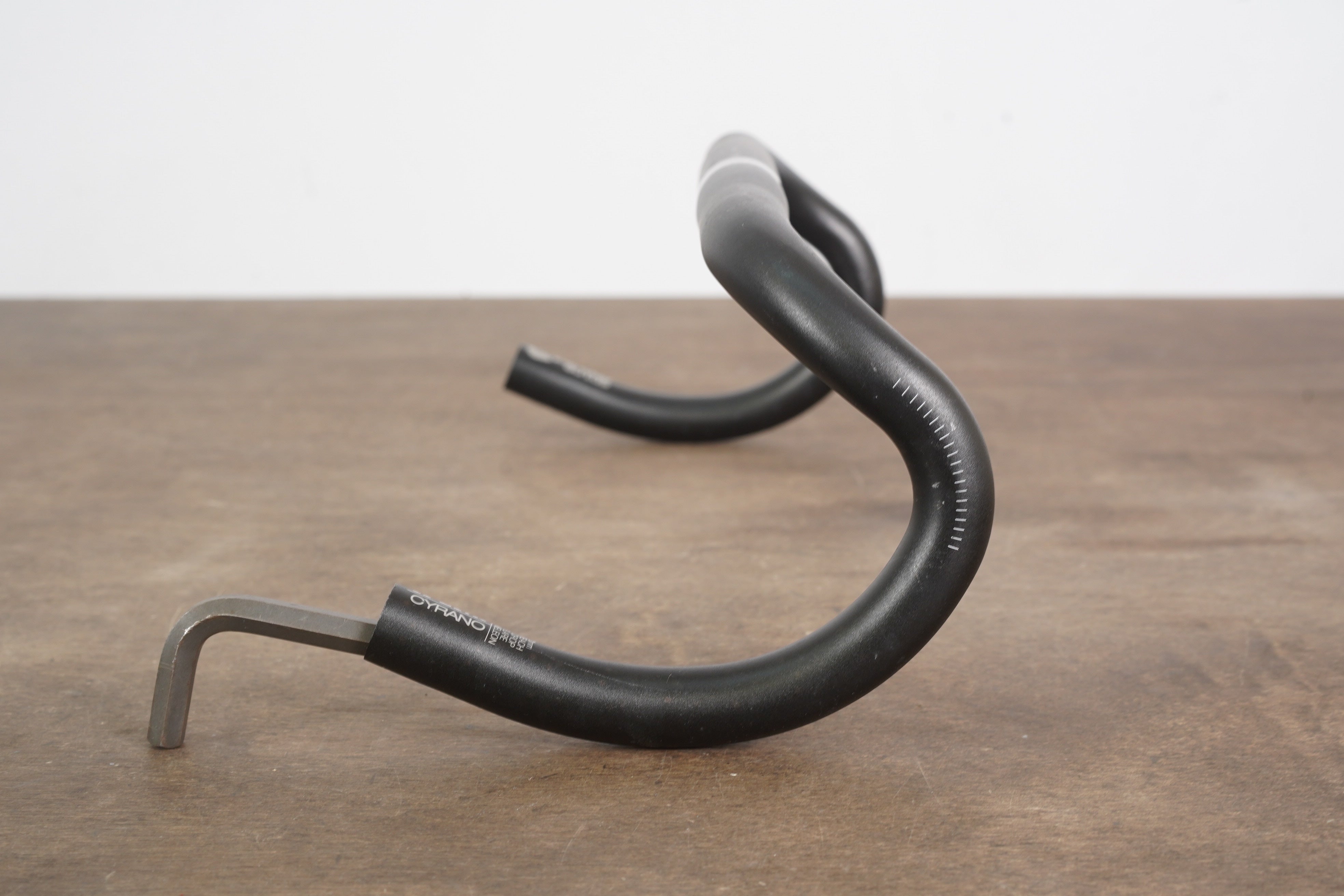 42cm Fizik Cyrano R3 Alloy Road Handlebar 31.8mm – Elevate