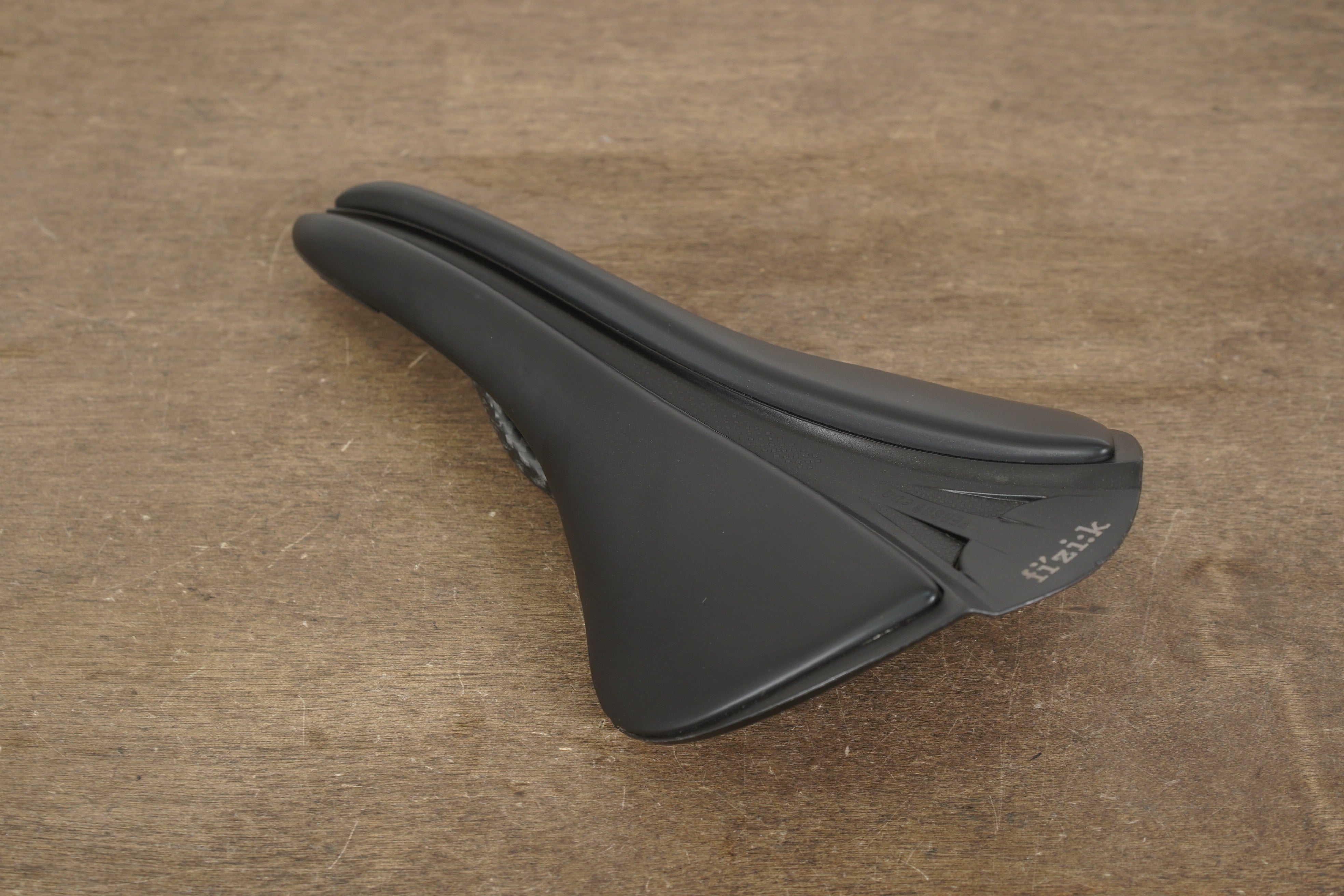 148mm (Large) Fizik Aliante Versus Evo R1 Carbon Rail Road Saddle