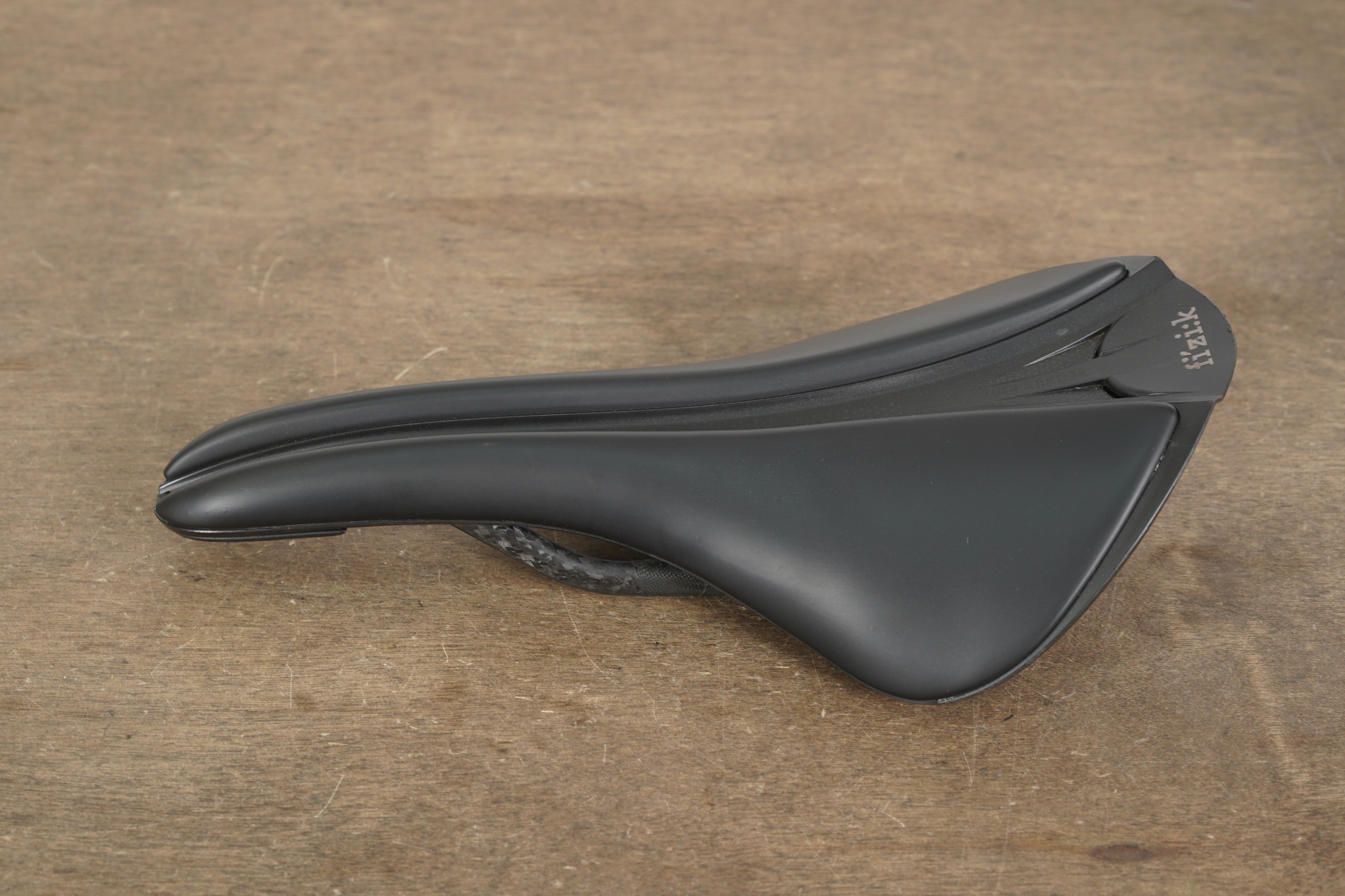 148mm (Large) Fizik Aliante Versus Evo R1 Carbon Rail Road Saddle