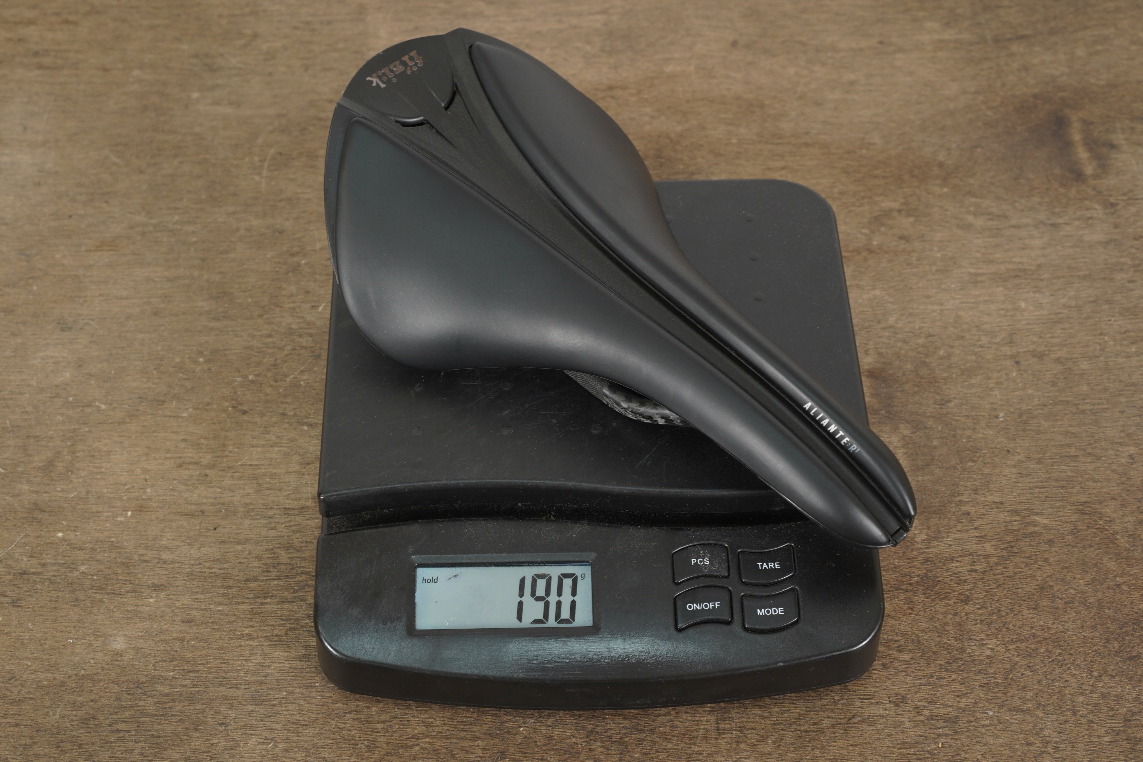 148mm (Large) Fizik Aliante Versus Evo R1 Carbon Rail Road Saddle