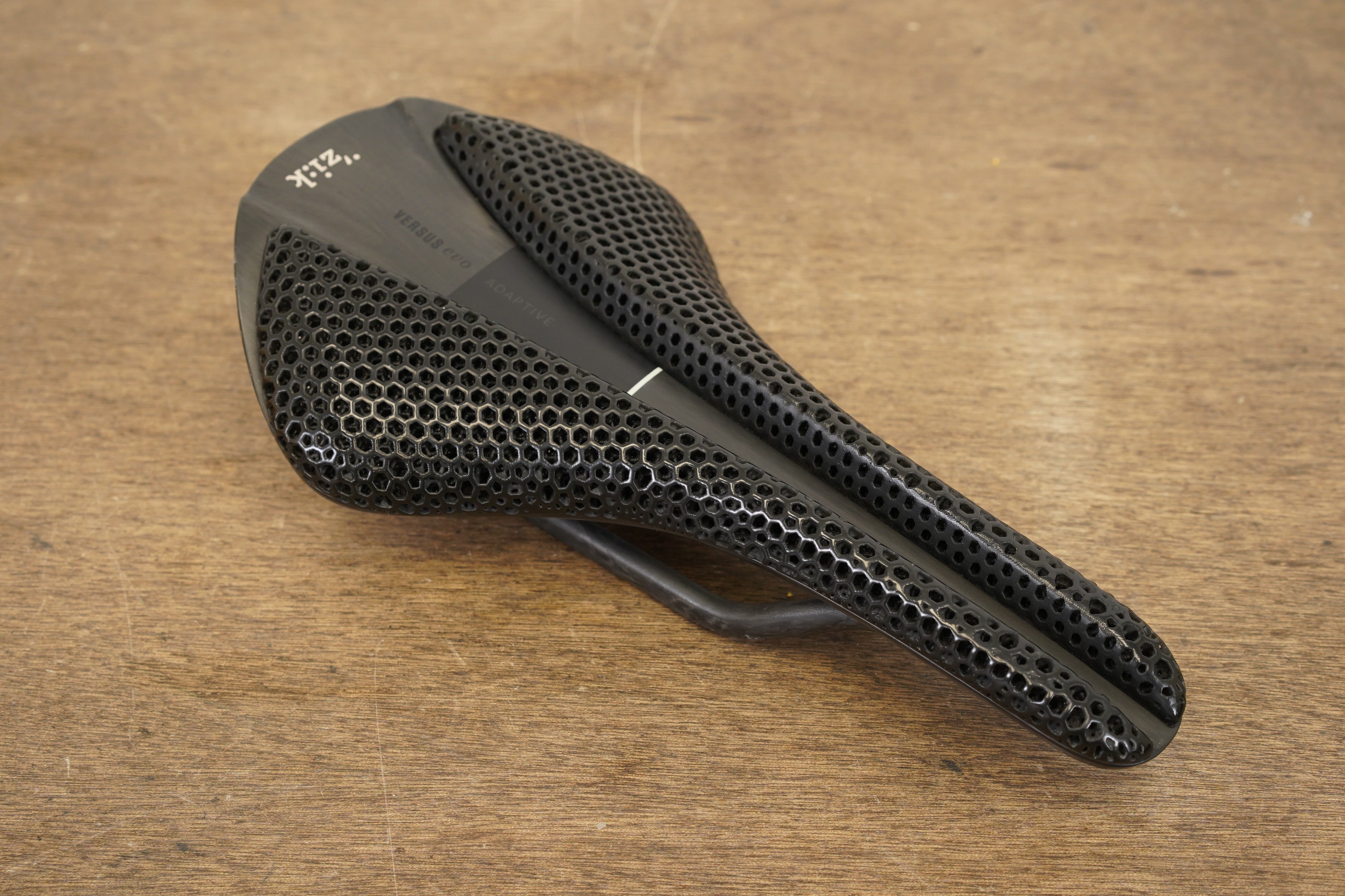 138mm (Regular) Fizik Antares 00 Versus Evo Adaptive Carbon Road