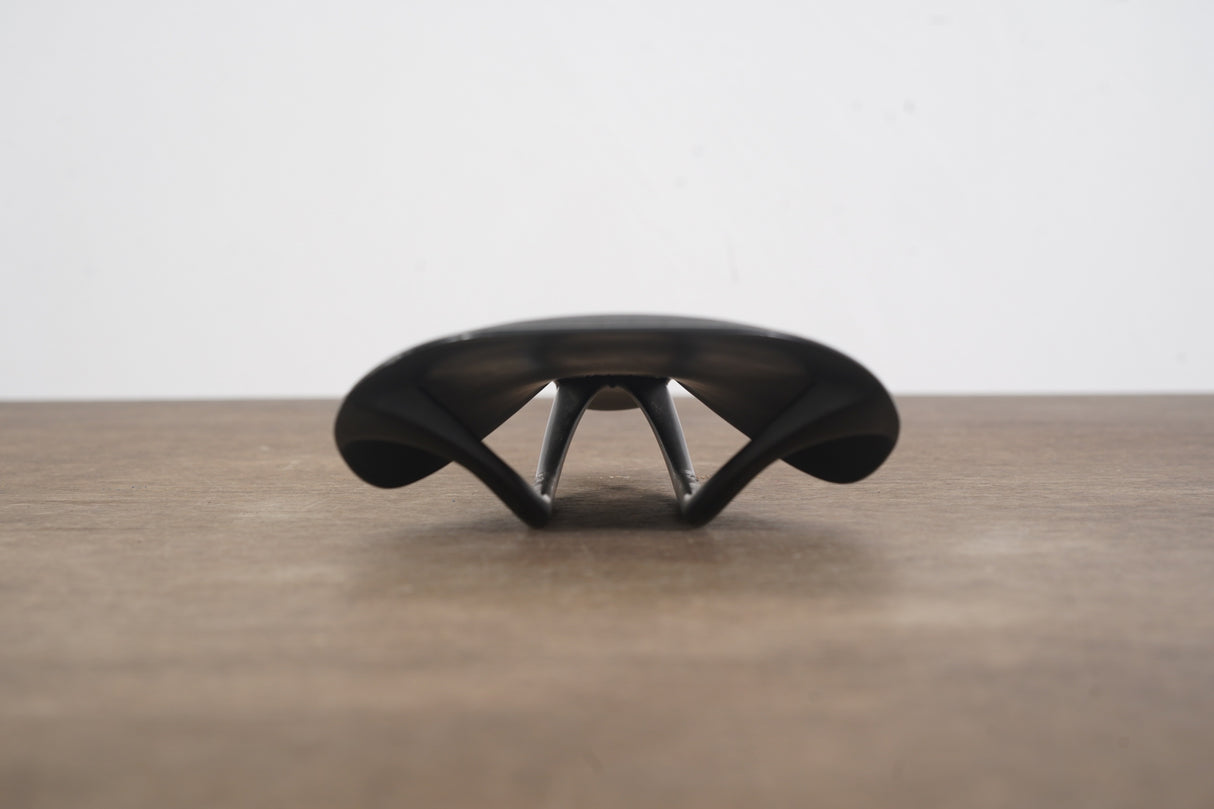 142mm (Shallow) Fabric ALM Ultimate Carbon Rail Carbon Road Saddle 153g
