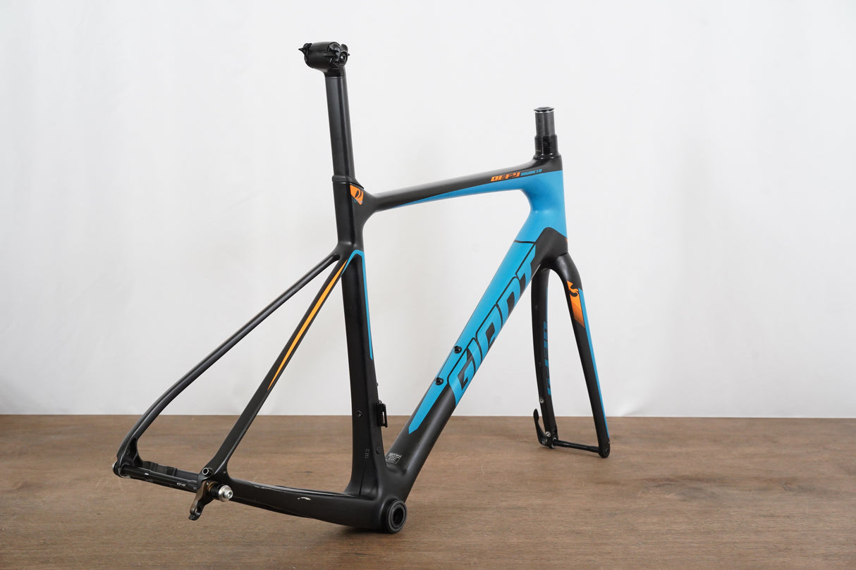 M (Medium) Giant Defy Advanced Di2 Carbon Disc Brake Road Frameset
