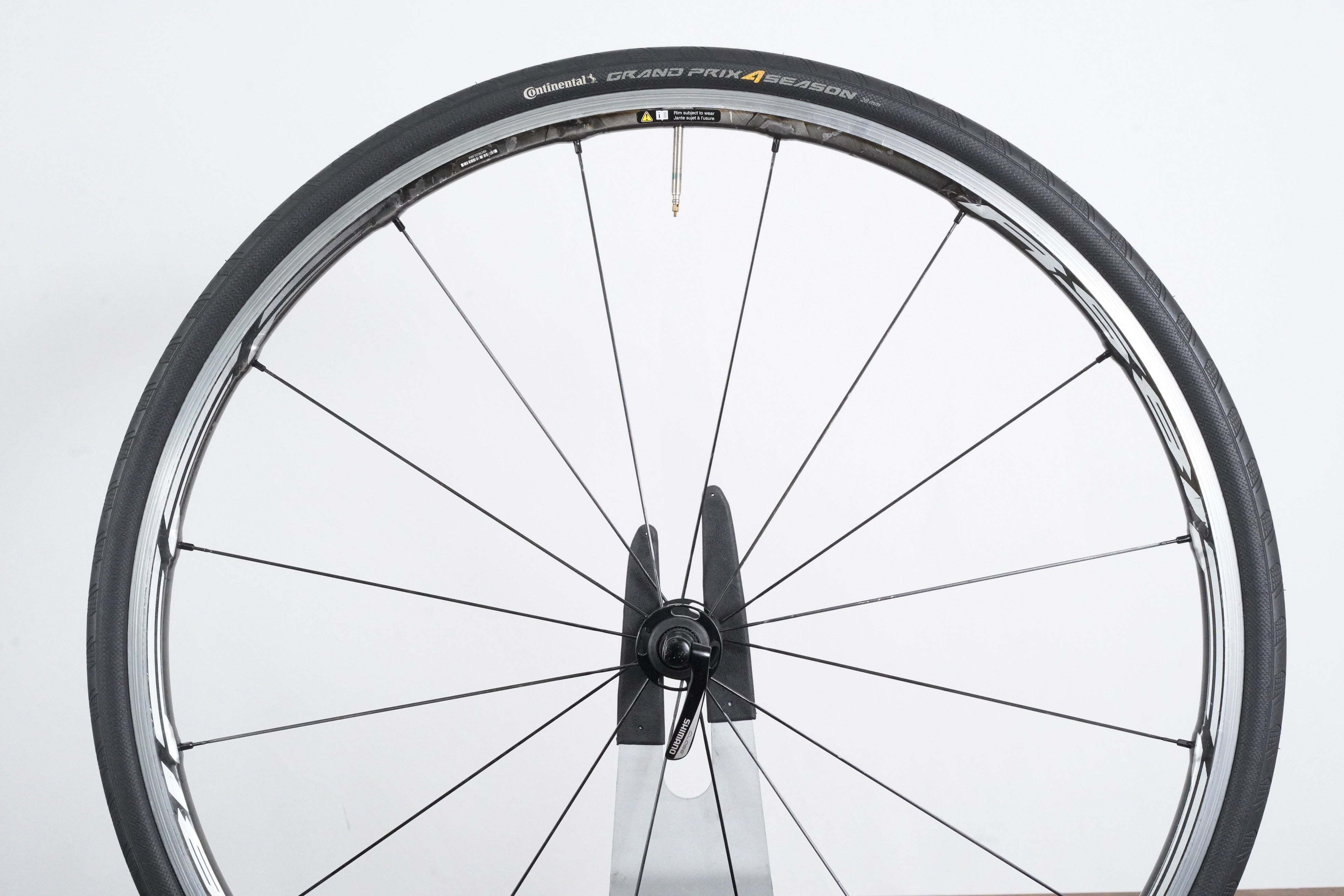 Shimano WH-RS81 C24 Carbon Alloy Tubeless Rim Brake Wheelset Shimano WH-RS81 C24 Carbon Alloy Tubeless Rim Brake Wheelset