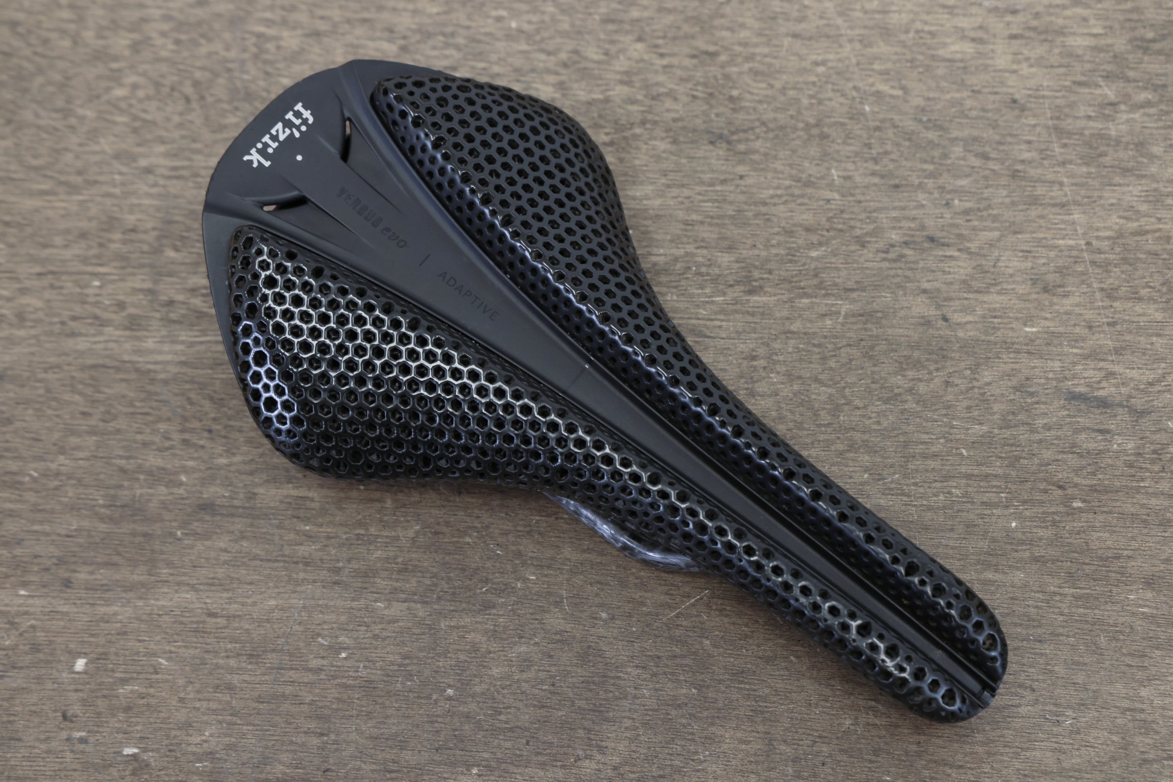 Fizik Versus Evo Adaptive カーボンレール 139mm Fizik Antares R1 Versus Evo Adaptive Carbon Rail Road Saddle